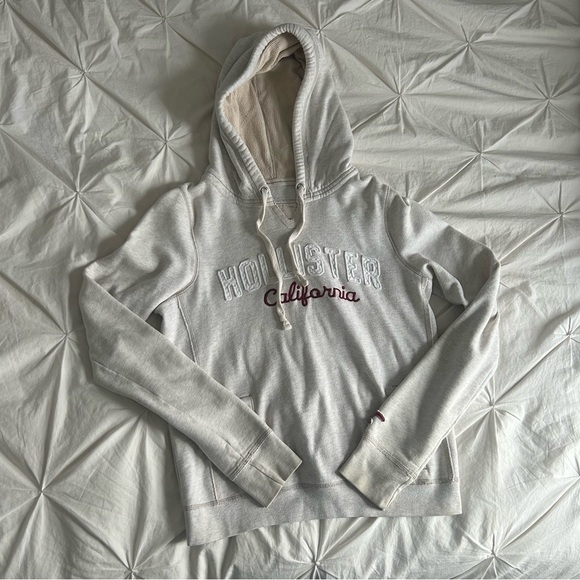 Hollister Cream Women’s Sweater - Picture 1 of 7